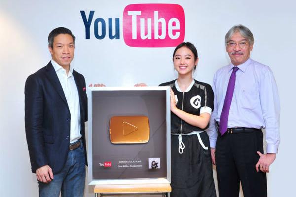 ศิลปินไทยคนแรก “พลอยชมพู” สุดปลื้ม YouTube มอบรางวัล “ปุ่มทองคำ”