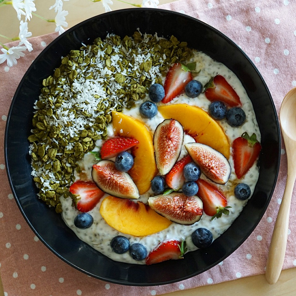 Yogurt Chia Pudding x Matcha Granola 